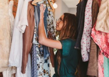 Tribune : 81 marques textiles françaises appellent à taxer davantage l’industrie de la fast fashion