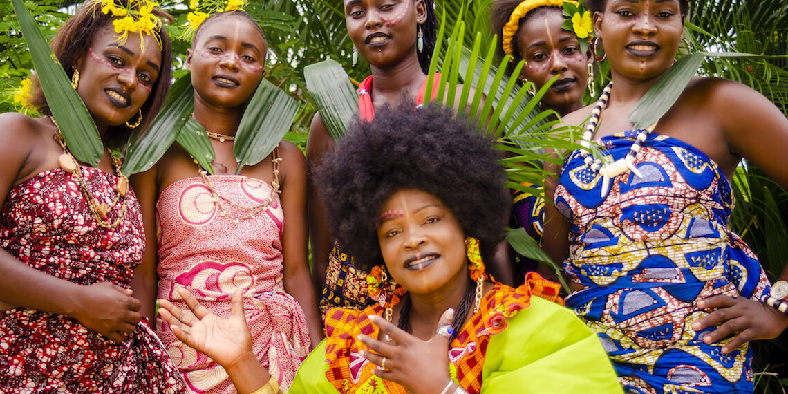 Les Mamans du Congo accompagnent le chant du Tisserin à bec grêle dans le premier morceau de l‘opus "A Guide to the Birdsong", Loango Weaver. Photo : Ph Winner Art.