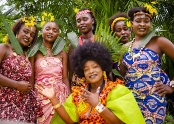 Les Mamans du Congo accompagnent le chant du Tisserin à bec grêle dans le premier morceau de l‘opus "A Guide to the Birdsong", Loango Weaver. Photo : Ph Winner Art.