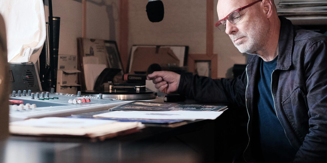 Brian Eno annonce la sortie d’un disque dédié à la crise climatique