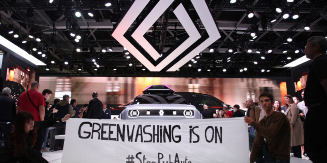 Des activistes anti-pub dénoncent le greenwashing au Salon de l’Auto