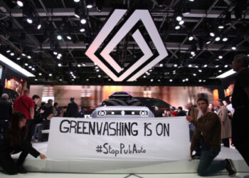 Des activistes anti-pub dénoncent le greenwashing au Salon de l&rsquo;Auto