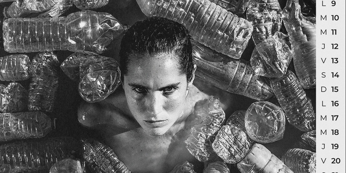 Des militant·es posent nu·es pour sensibiliser à la pollution plastique dans les océans