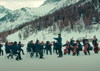 Camille Étienne fait jouer un orchestre devant un glacier dans son nouveau court-métrage