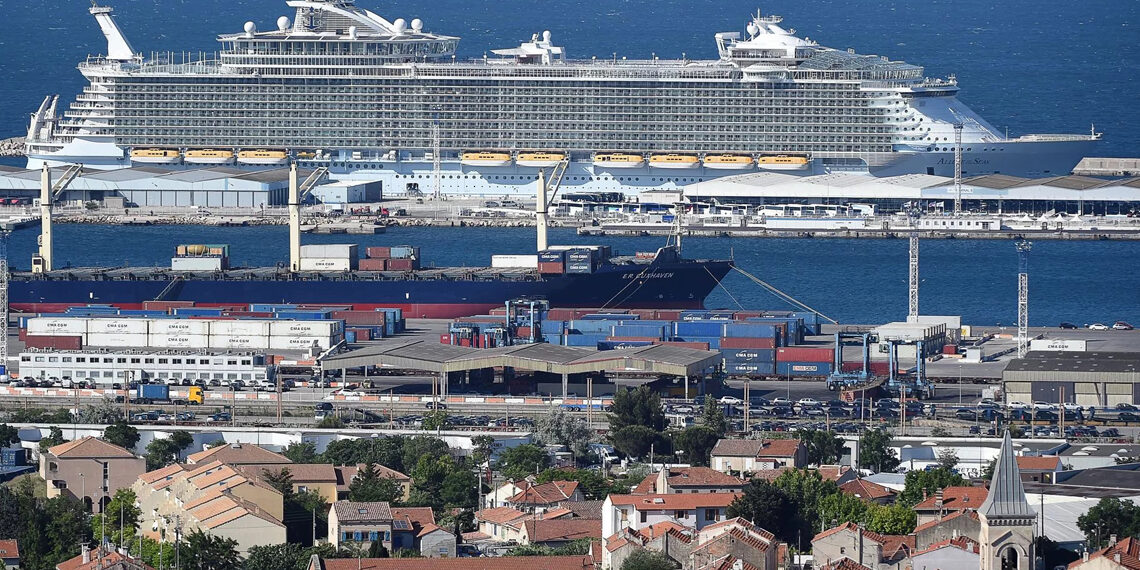 À Marseille, les habitant·es déposent plainte contre la pollution des paquebots