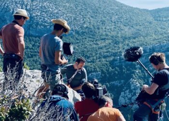 Jean Dujardin sur le tournage de « Les Chemins de pierre » (2021), dans les gorges du Verdon.