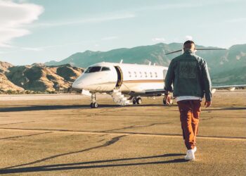 Qui sont ces DJs qui décident d&rsquo;arrêter l&rsquo;avion pour protéger la planète