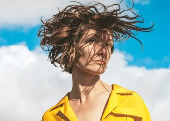 Les voix de Pablo Servigne, Samah Karaki et Olivier Hamant appellent à la « vulnérabilité » dans la puissante œuvre sonore d&rsquo;Odalie